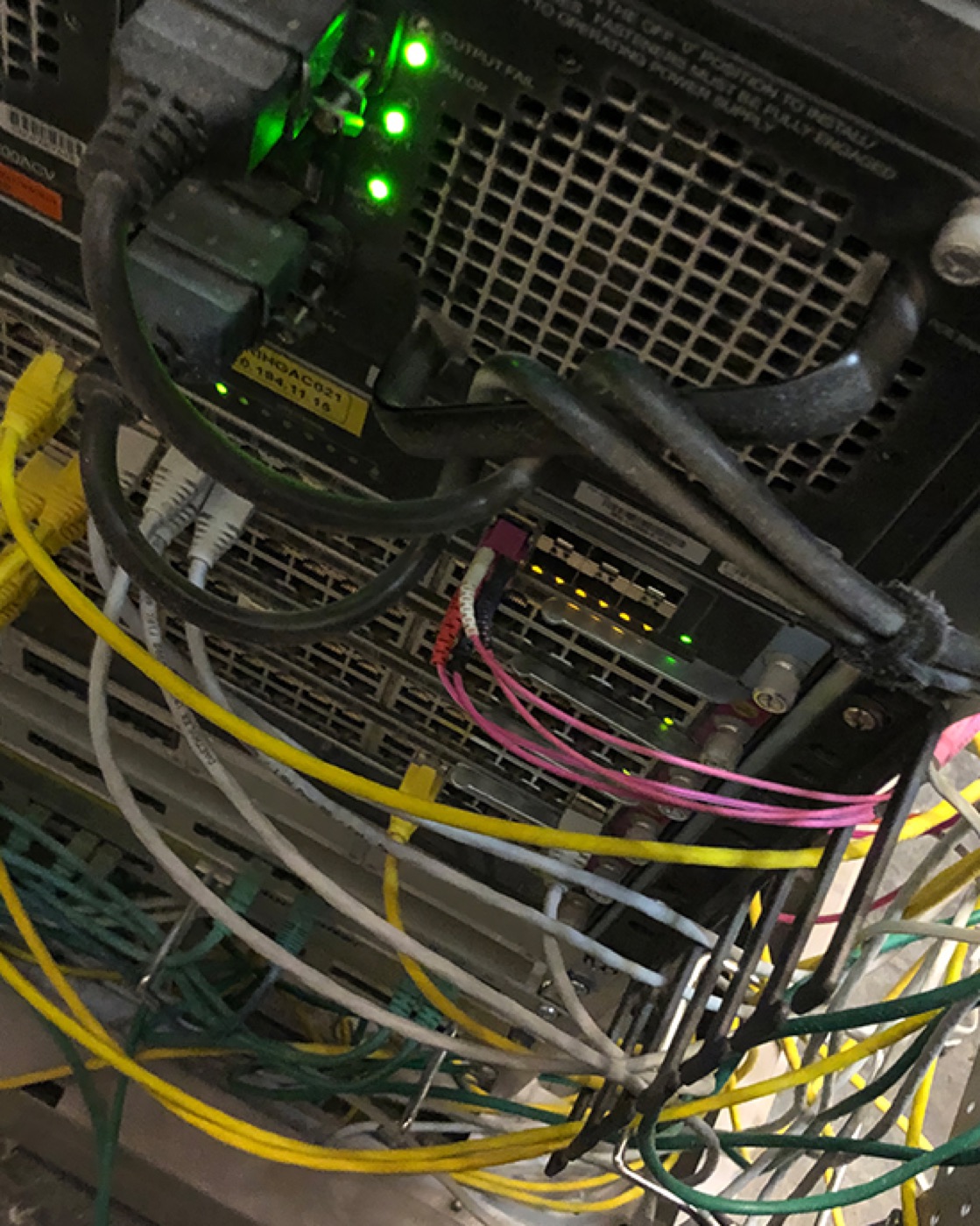 Staubablagerung an einem Netzteil im Serverschrank